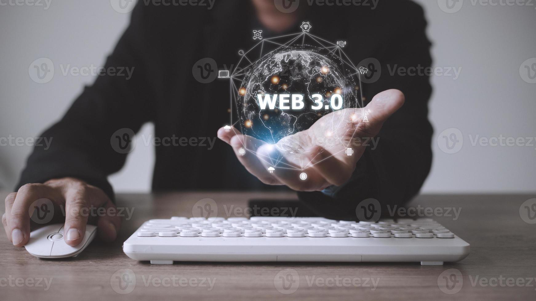 imagen conceptual web 3.0 con un hombre que usa una computadora portátil. tecnología y concepto web 3.0. foto