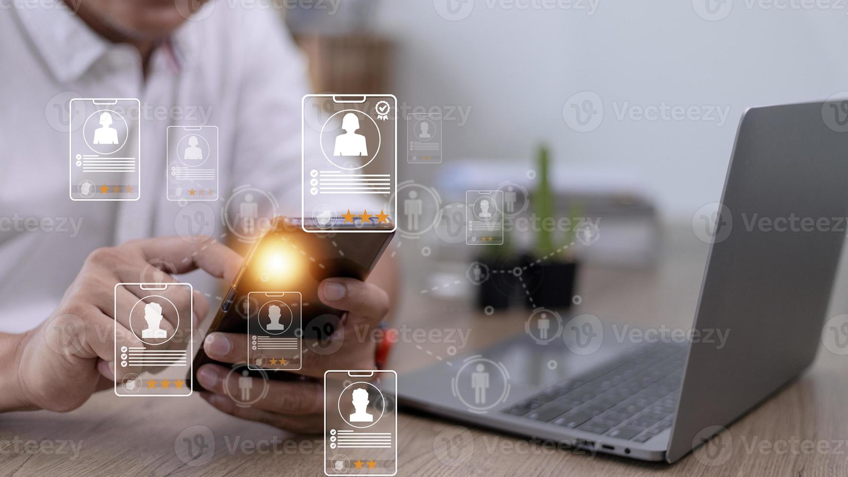 concepto de servicio de búsqueda de especialistas en aplicaciones de reclutamiento en línea con tarjetas virtuales con calificación e información de perfil en un teléfono inteligente en la mano. foto