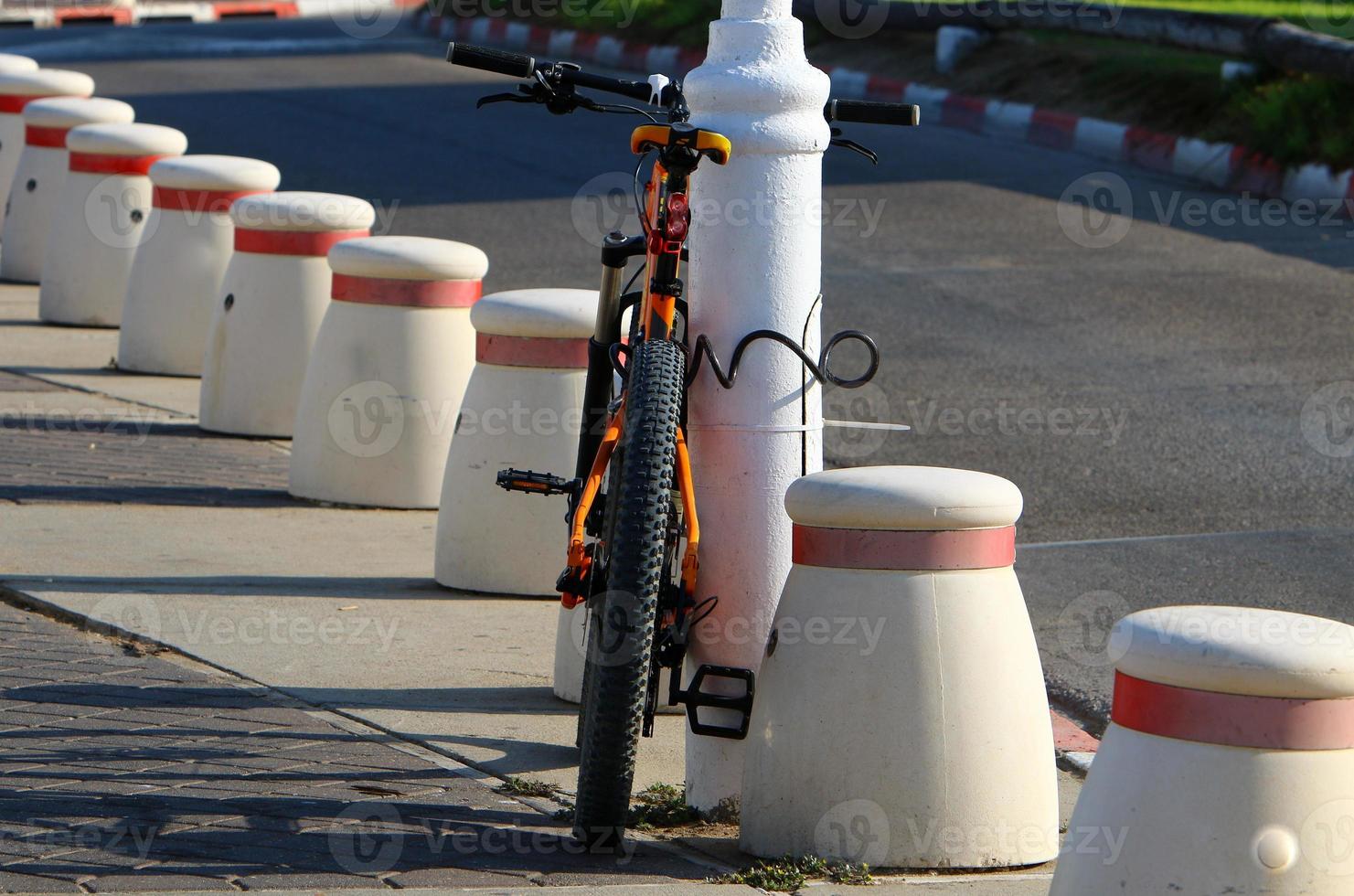 bicicleta en el parque de la ciudad cerca del mar. foto