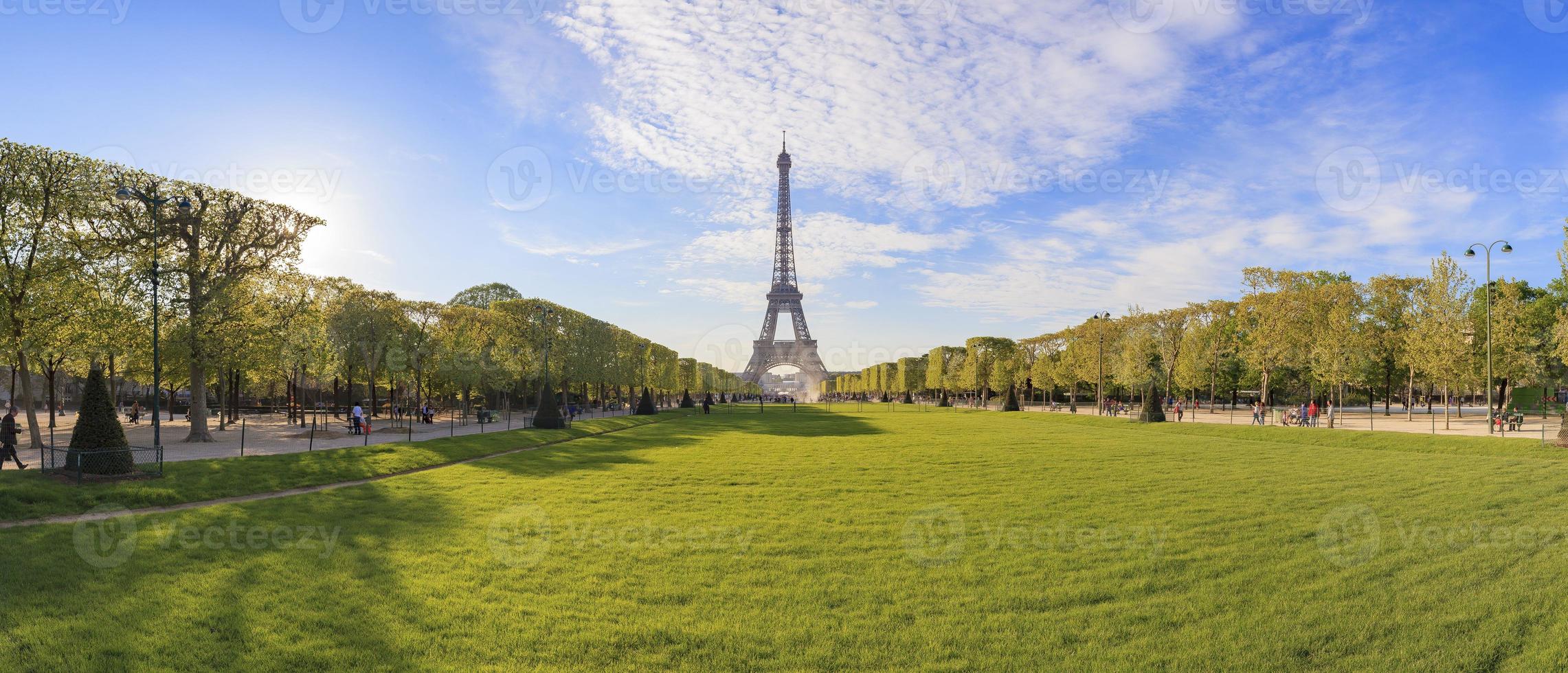 panorama del parque champ de mars en parís con la torre eiffel foto