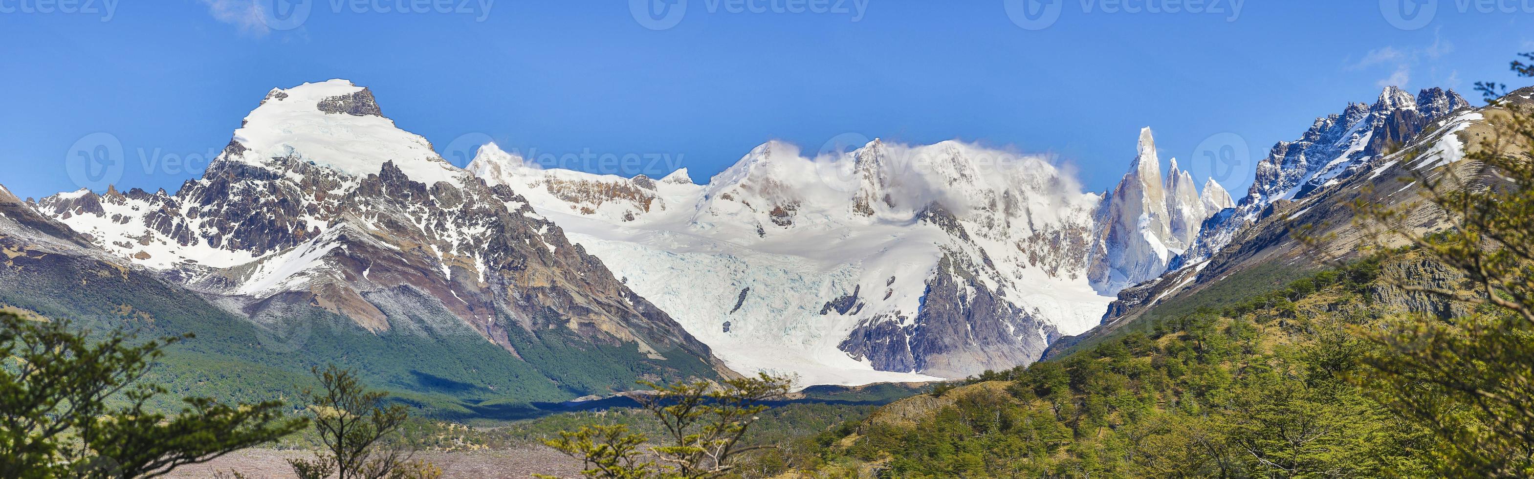 imagen panorámica de la montaña cerro torre en la patagonia foto