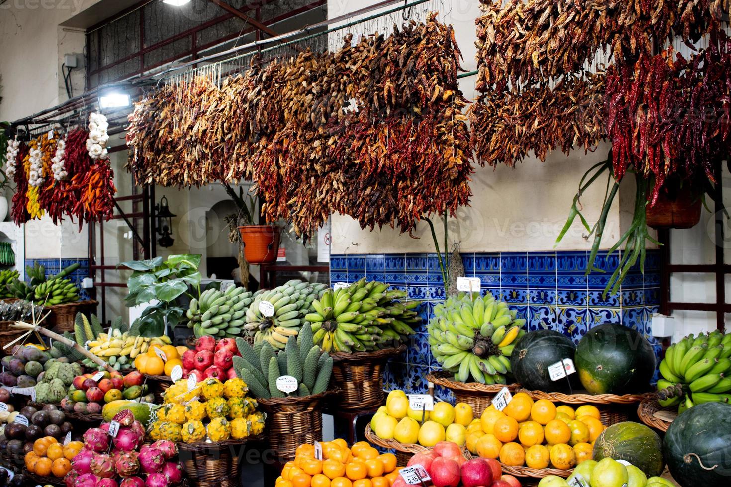 fruta en un mercado de alimentos en funchal madeira foto