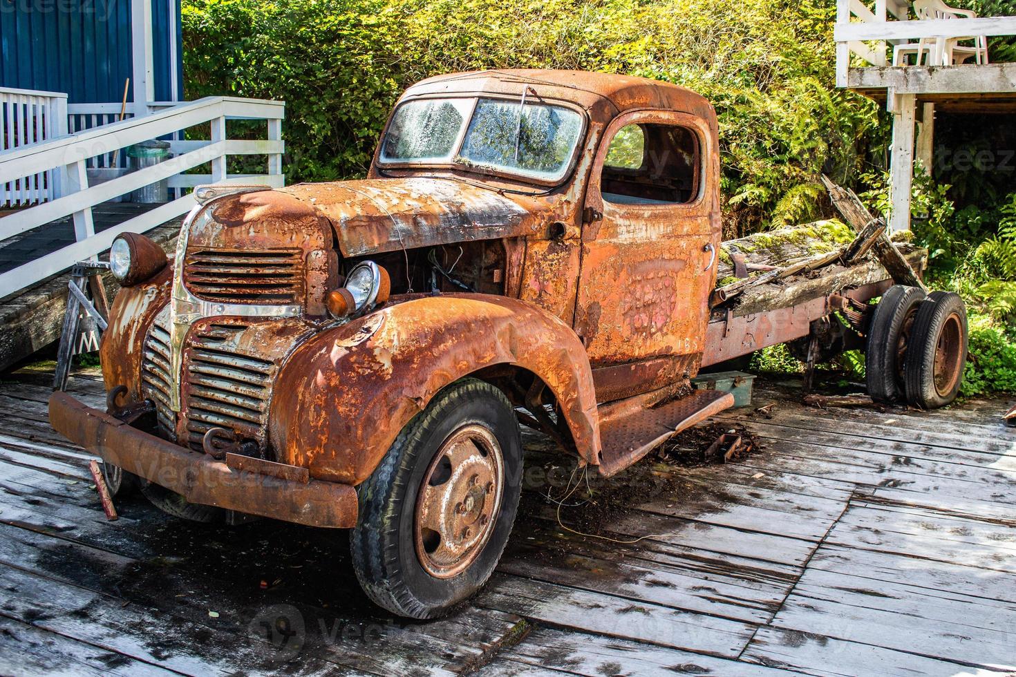 una vieja camioneta oxidada foto