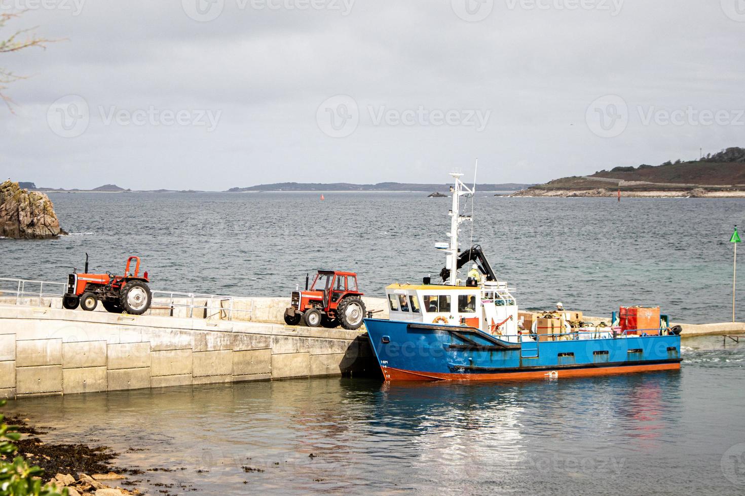 un barco descargando suministros, en st agnes en la isla de scilly foto