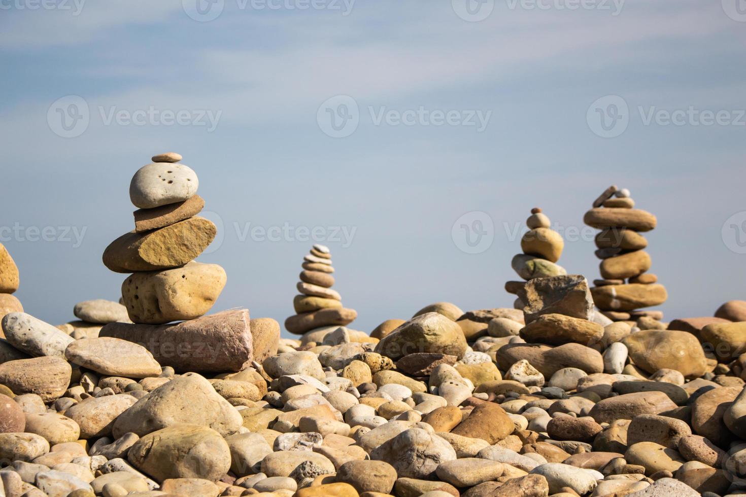 pila de guijarros en la playa de la isla sagrada de lindisfarne foto