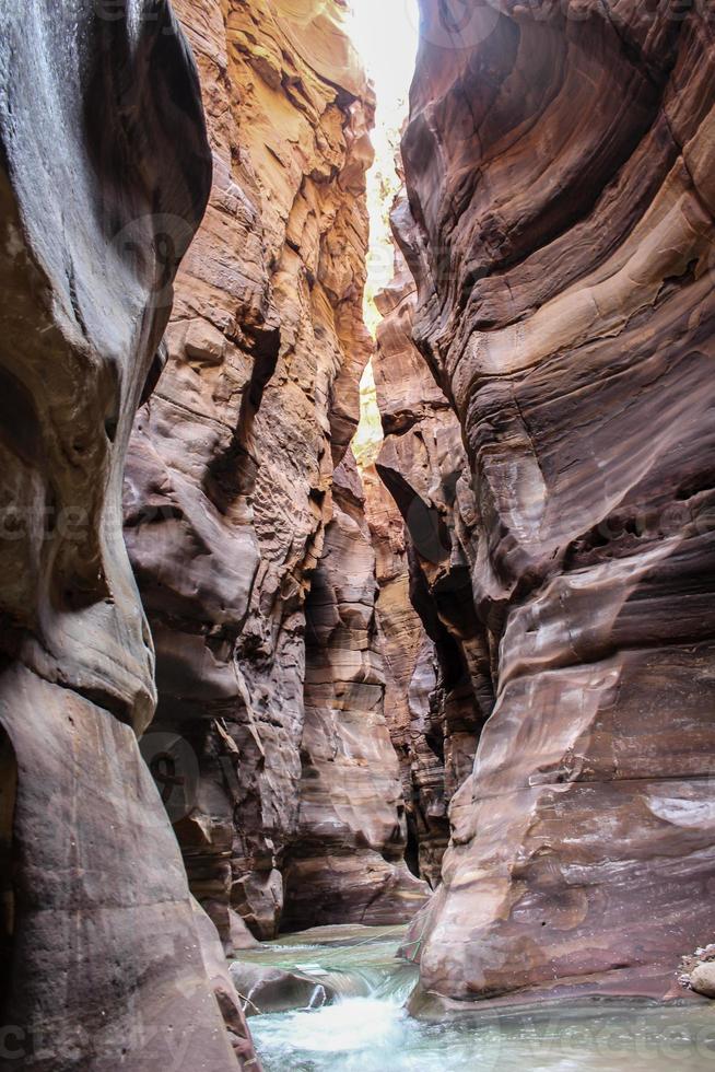 un río que corre a través de un barranco de roca en wadi rum jordania foto