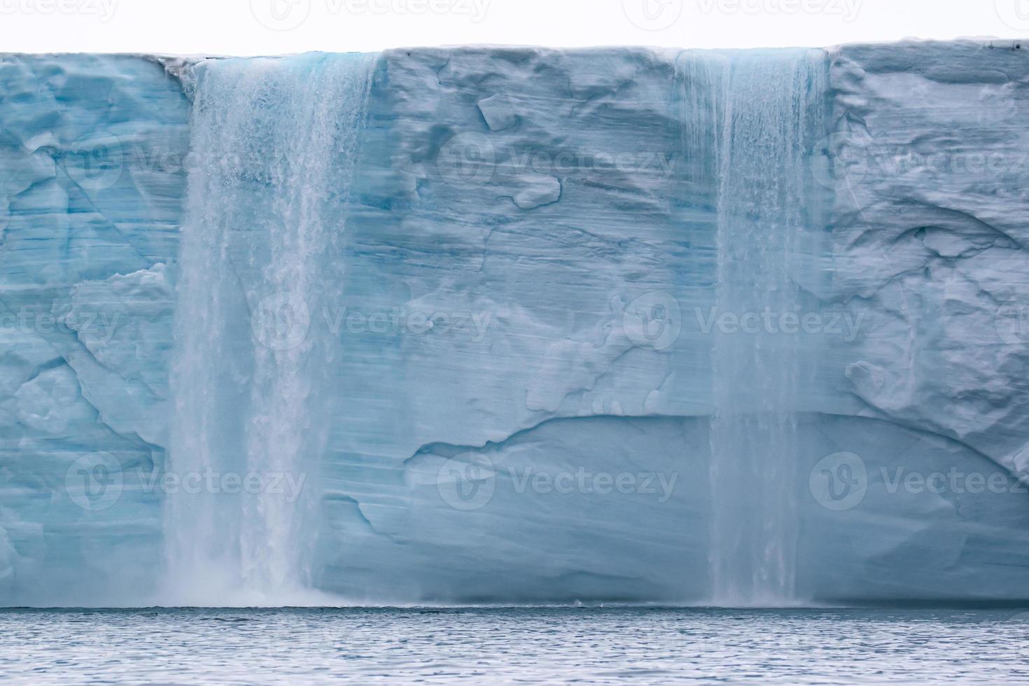 glaciar en el mar en el ártico en nordaustlandet foto