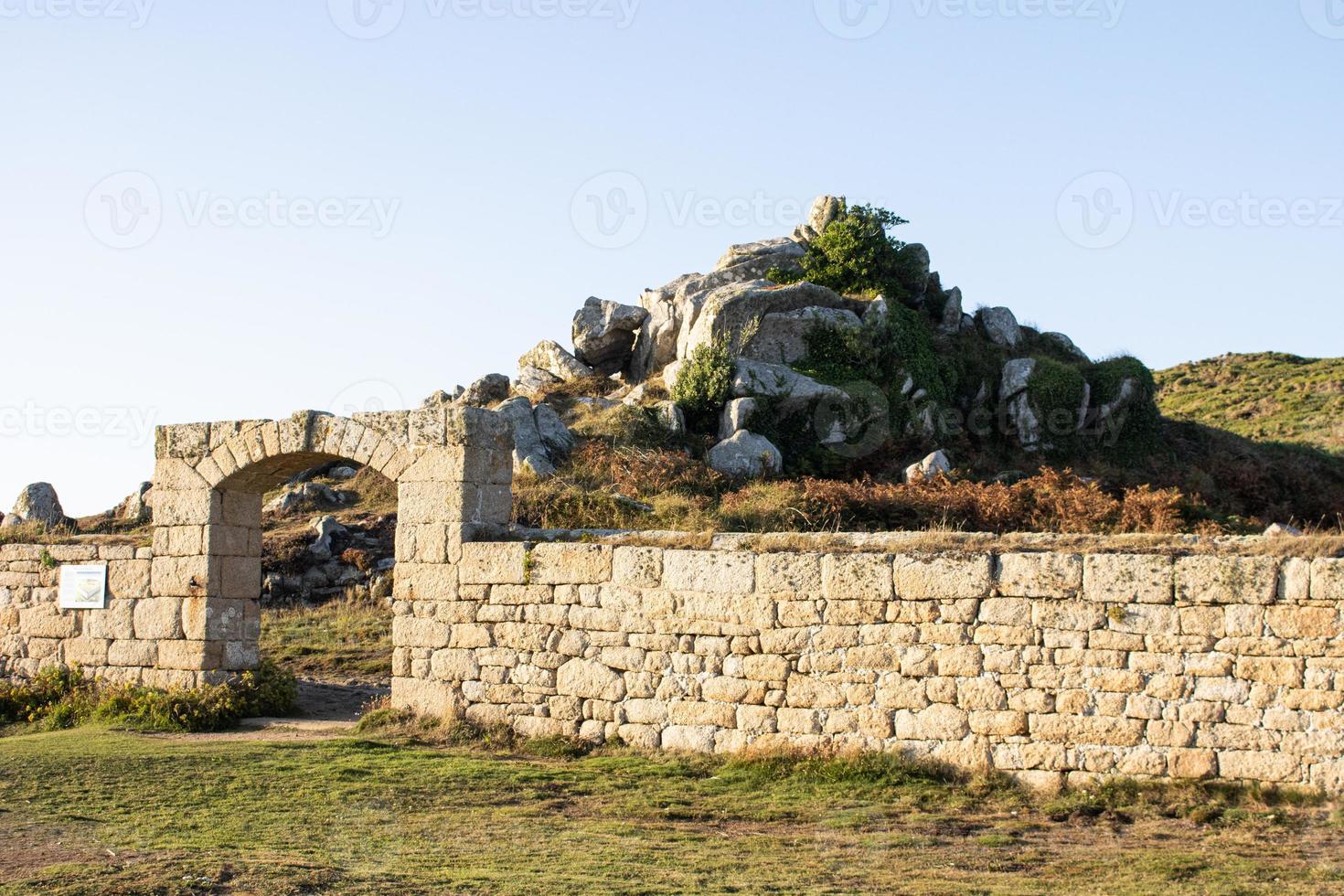 Murallas de piedra con puerta de arco en las Islas Sorlingas foto