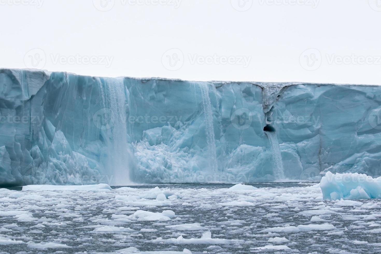 glaciar en el mar en el ártico en nordaustlandet foto