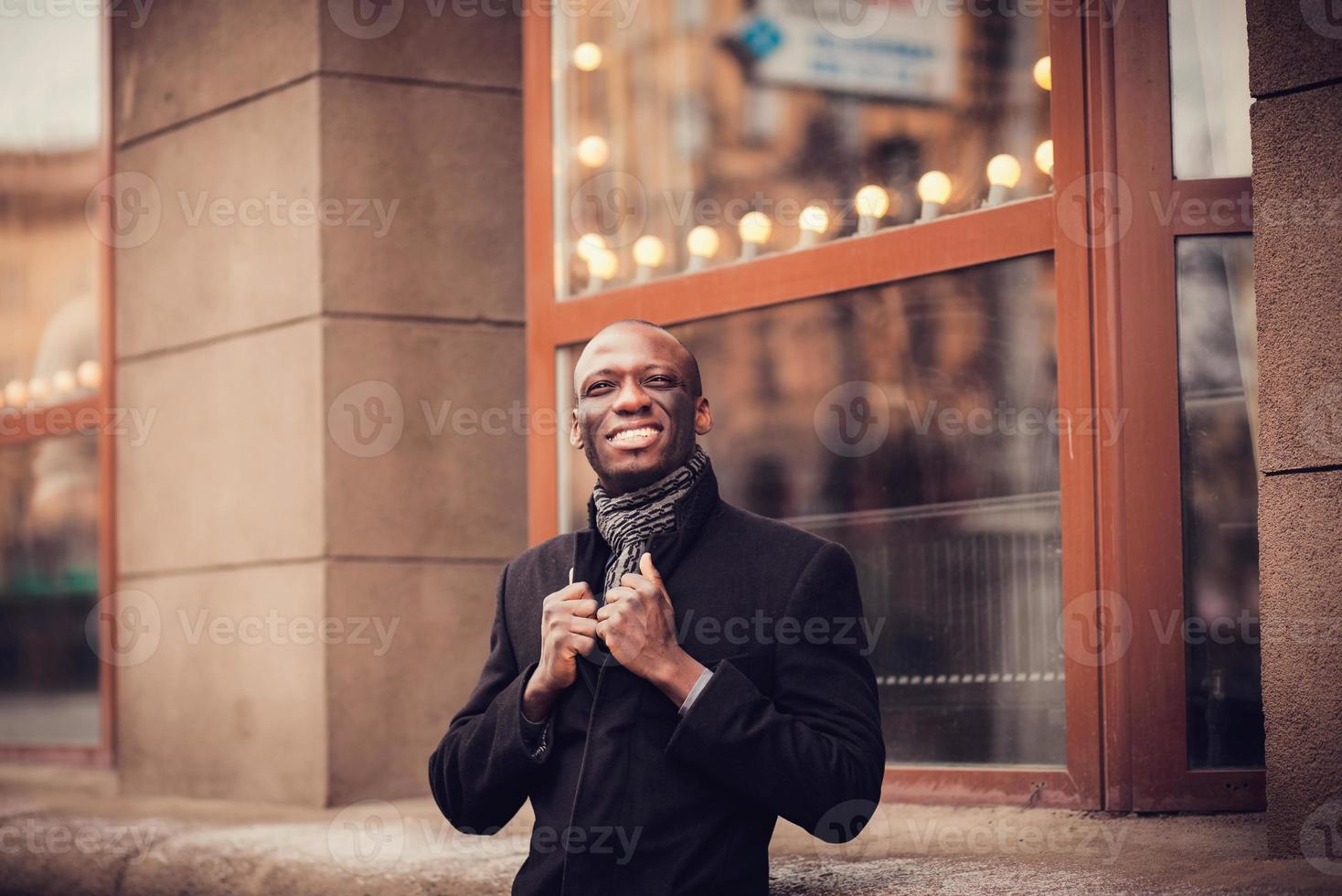 hombre de negocios sonriente africano foto