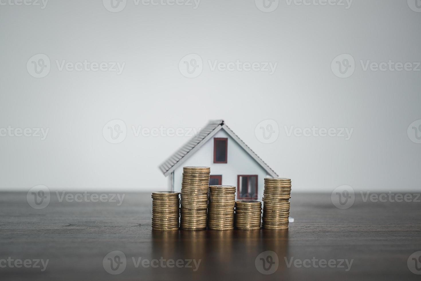 ahorrar dinero para comprar casa residencial. crecimiento del negocio inmobiliario. riqueza de propiedad de inversión para el hogar. foto