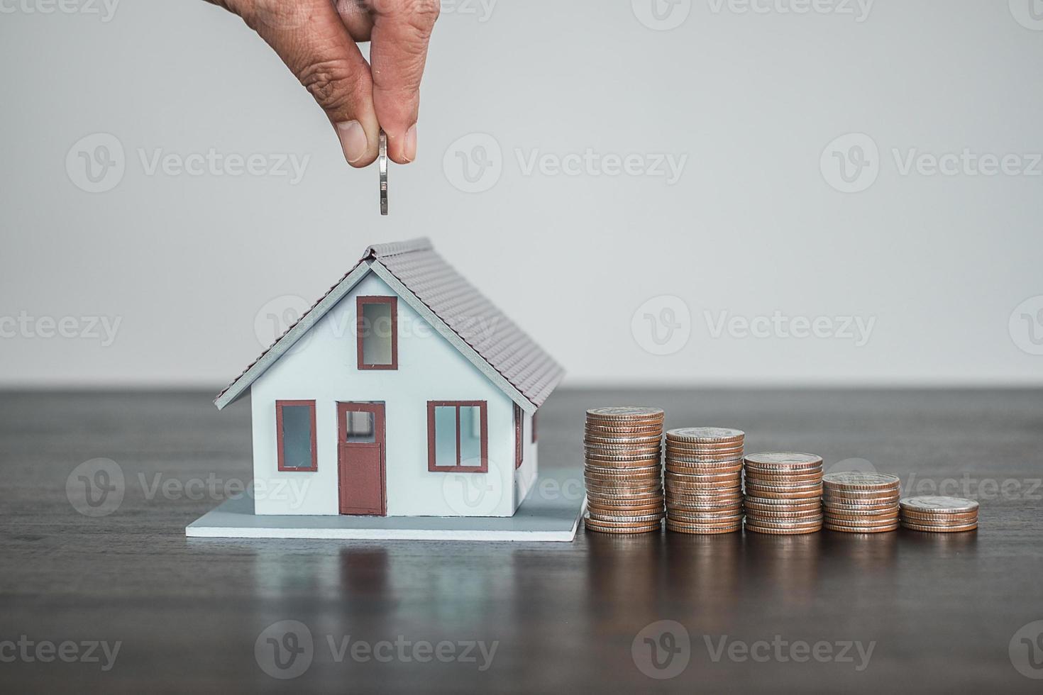 ahorrar dinero para comprar casa residencial. crecimiento del negocio inmobiliario. riqueza de propiedad de inversión para el hogar. foto