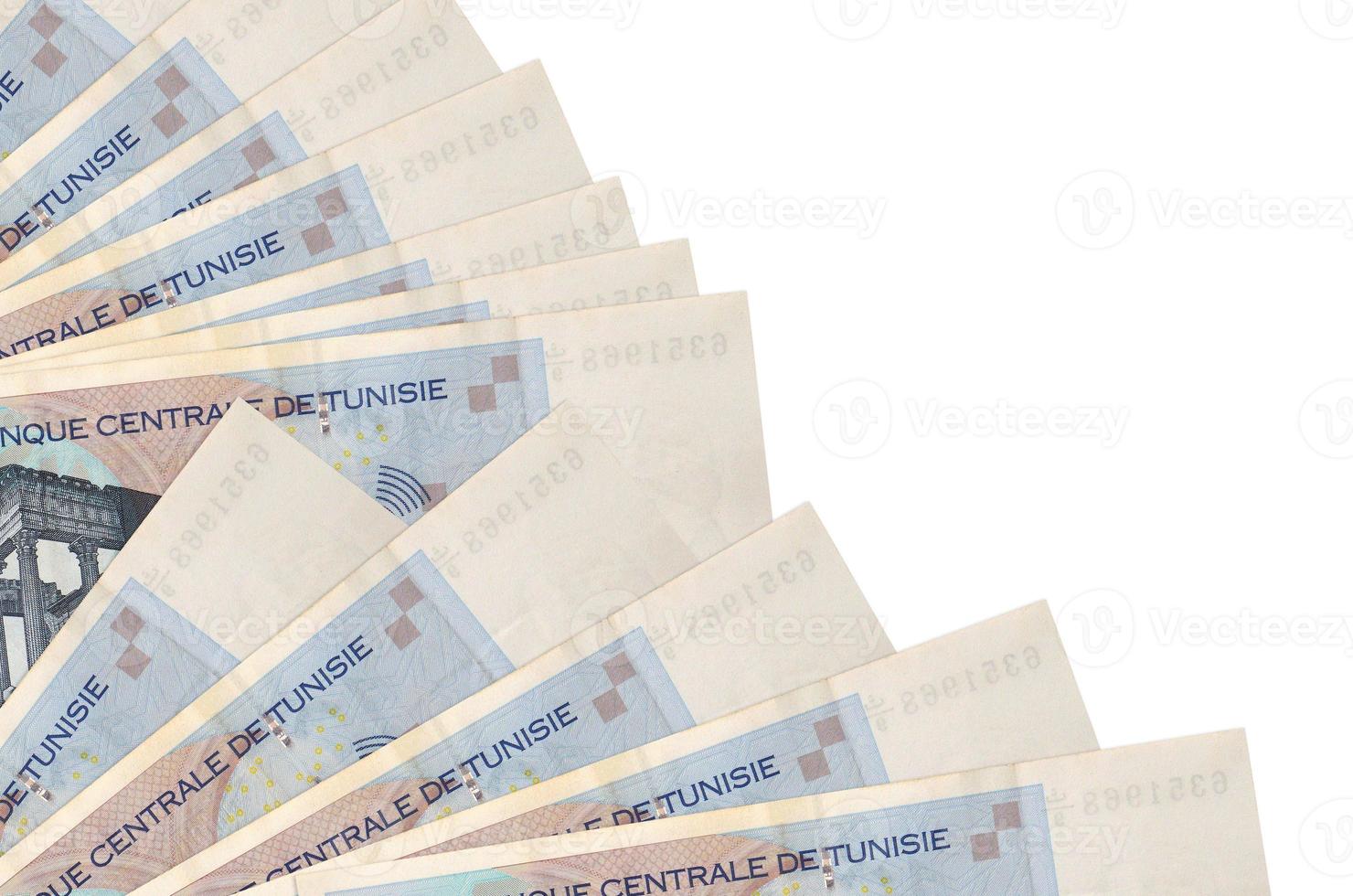 Los billetes de 10 dinares tunecinos se encuentran aislados en fondo blanco con espacio de copia apilado en el ventilador de cerca foto