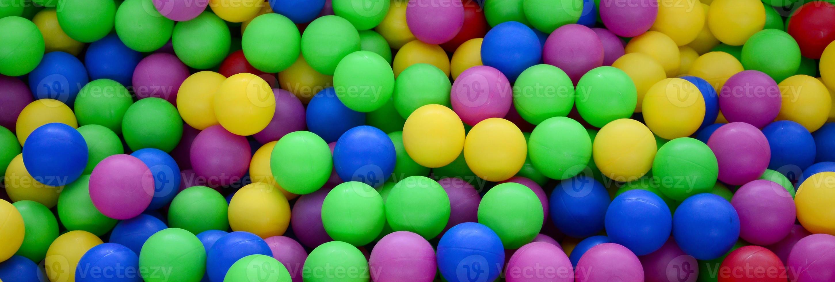 piscina para divertirse y saltar en bolas de plástico de colores foto