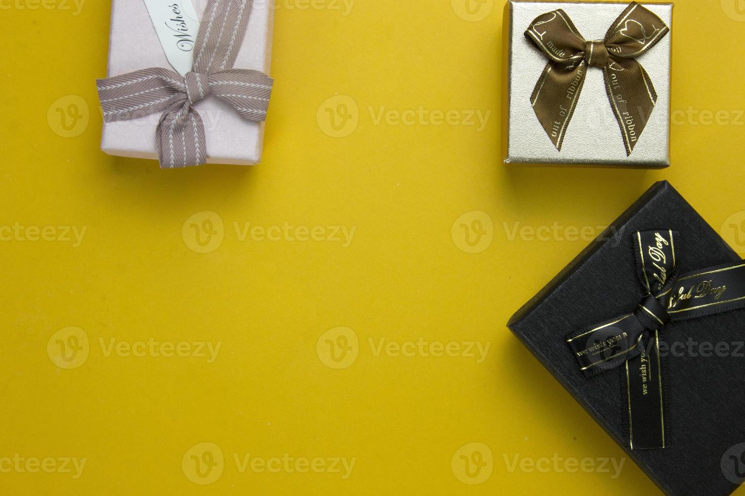 conjunto de tres cajas de regalo utilizadas para el diseño de año nuevo y navidad. cajas de regalos azules realistas. y lleno de objeto festivo decorativo. banner de vacaciones, póster web, volante, folleto elegante, foto