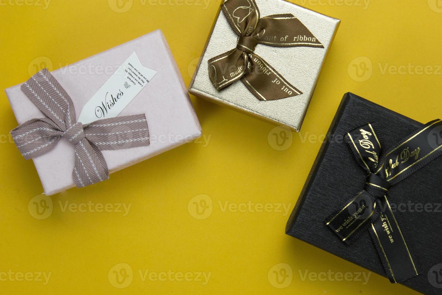 conjunto de tres conceptos realistas de cajas de regalo de año nuevo y navidad diseño de banners de fondo amarillo. foto