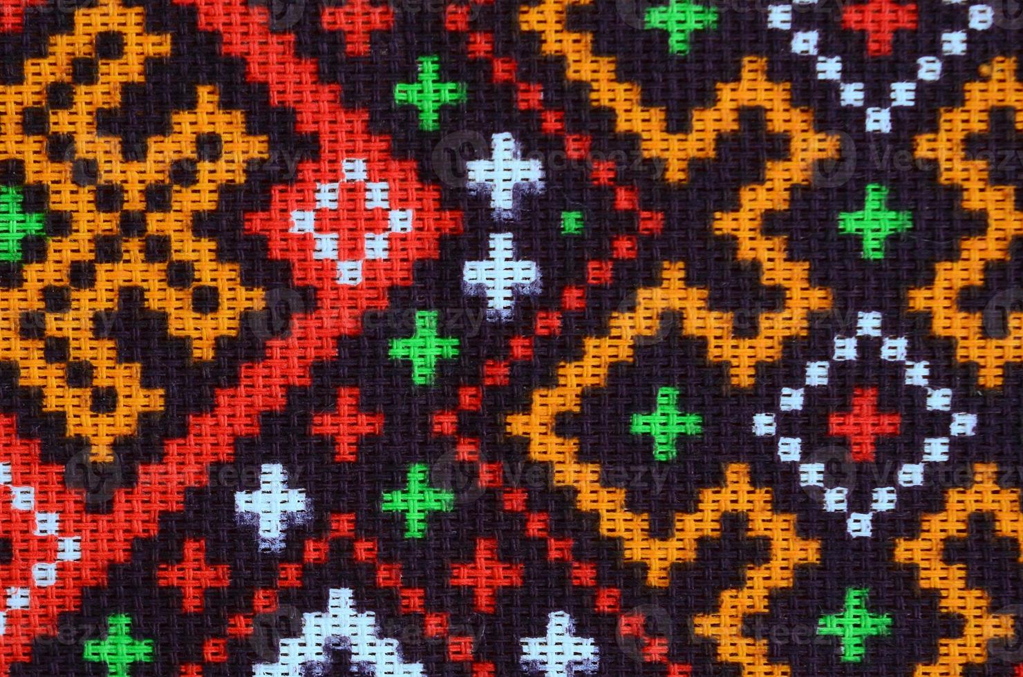 patrón de bordado de punto de arte popular tradicional ucraniano en tela textil foto