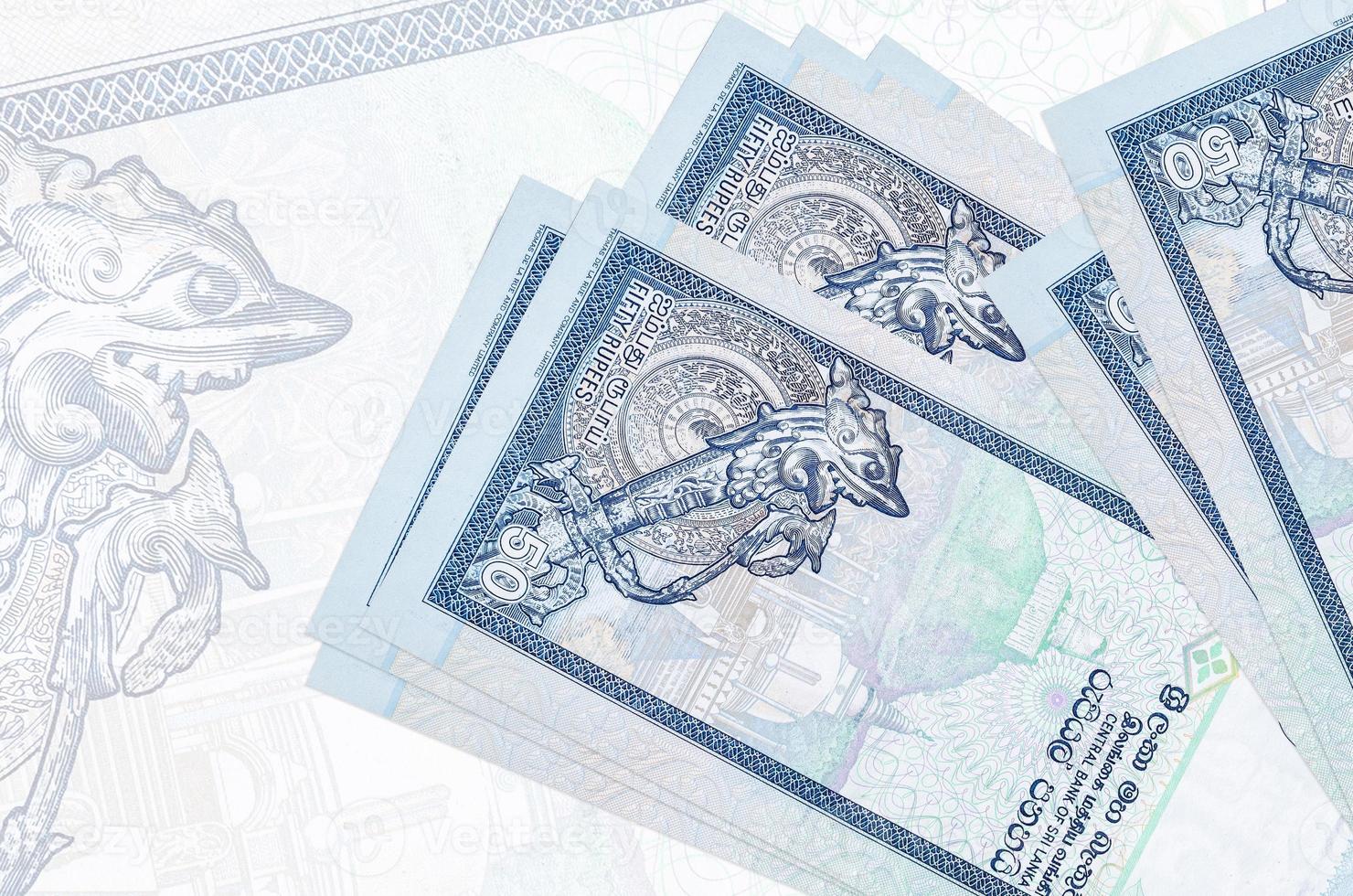 Los billetes de 50 rupias de Sri Lanka se encuentran apilados en el fondo de un gran billete semitransparente. presentación abstracta de la moneda nacional foto