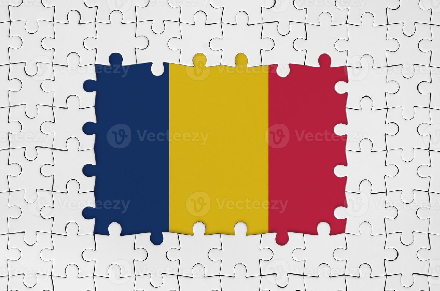 bandera de chad en el marco de piezas de un rompecabezas blanco con la parte central faltante foto