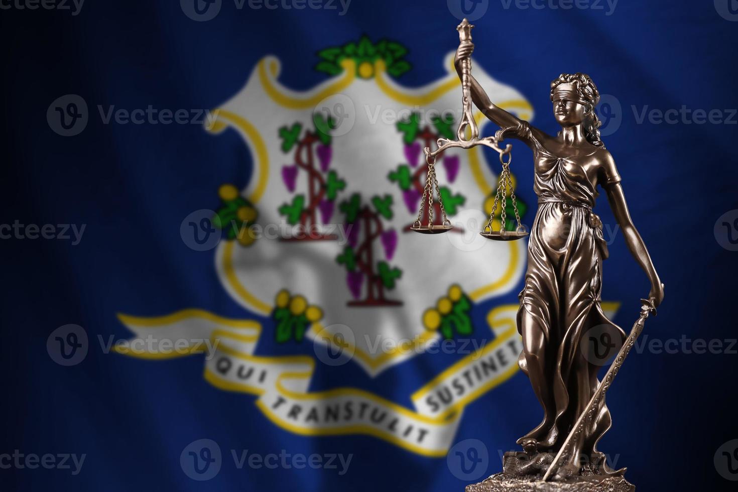 bandera del estado de connecticut us con estatua de la dama de la justicia y escalas judiciales en una habitación oscura. concepto de juicio y castigo foto