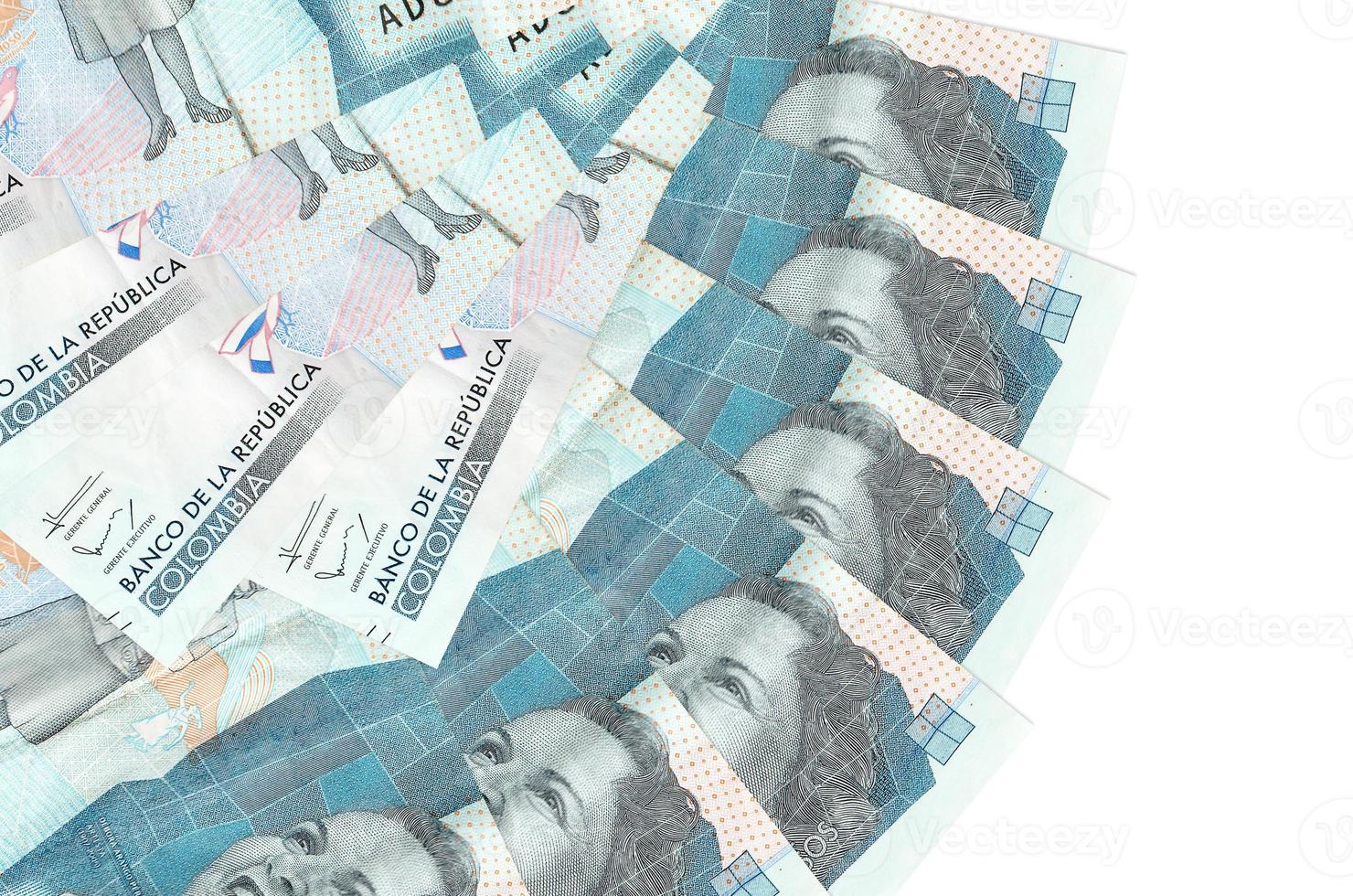 Los billetes de 2 pesos colombianos se encuentran aislados en fondo blanco con espacio de copia apilado en forma de abanico de cerca foto