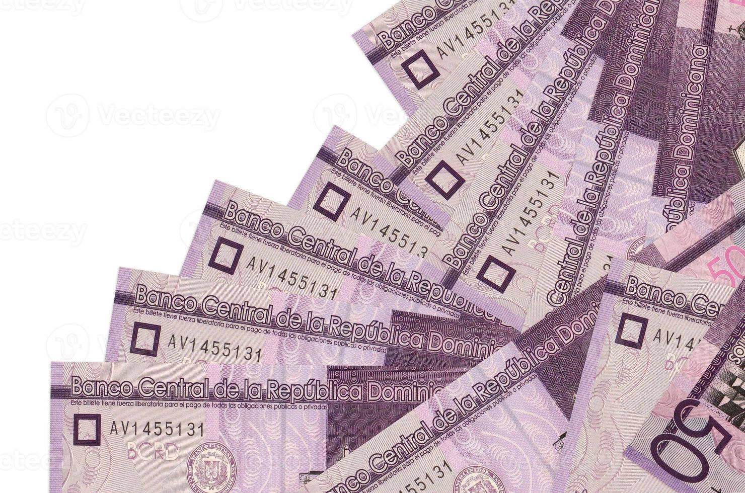 Los billetes de 50 pesos dominicanos se encuentran en diferente orden aislados en blanco. concepto de banca local o hacer dinero foto