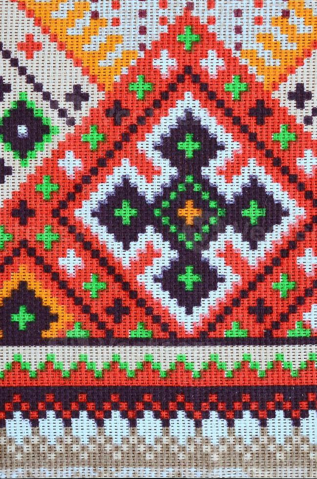 patrón de bordado de punto de arte popular tradicional ucraniano en tela textil foto