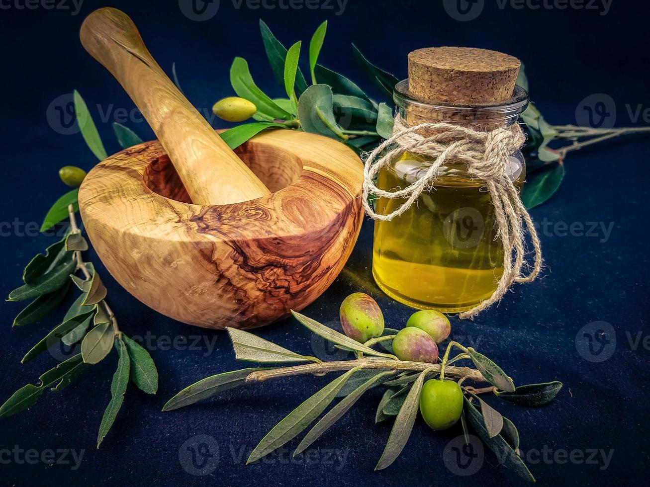 aceite de oliva virgen extra prensado en frio foto