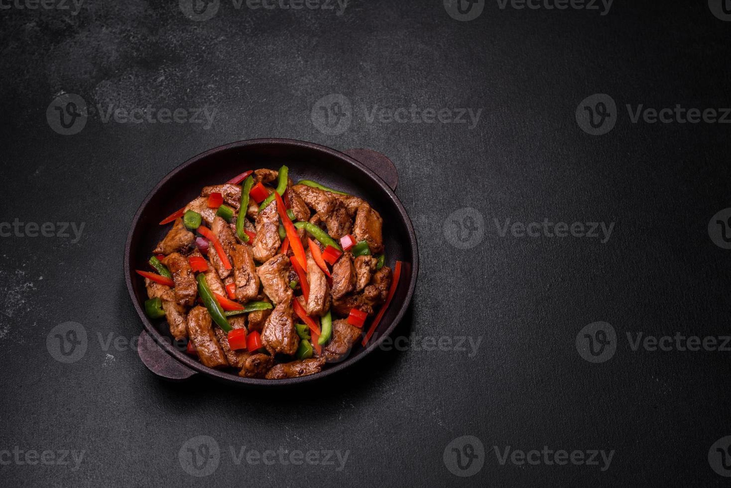 deliciosa carne teriyaki asiática con pimientos rojos y verdes foto