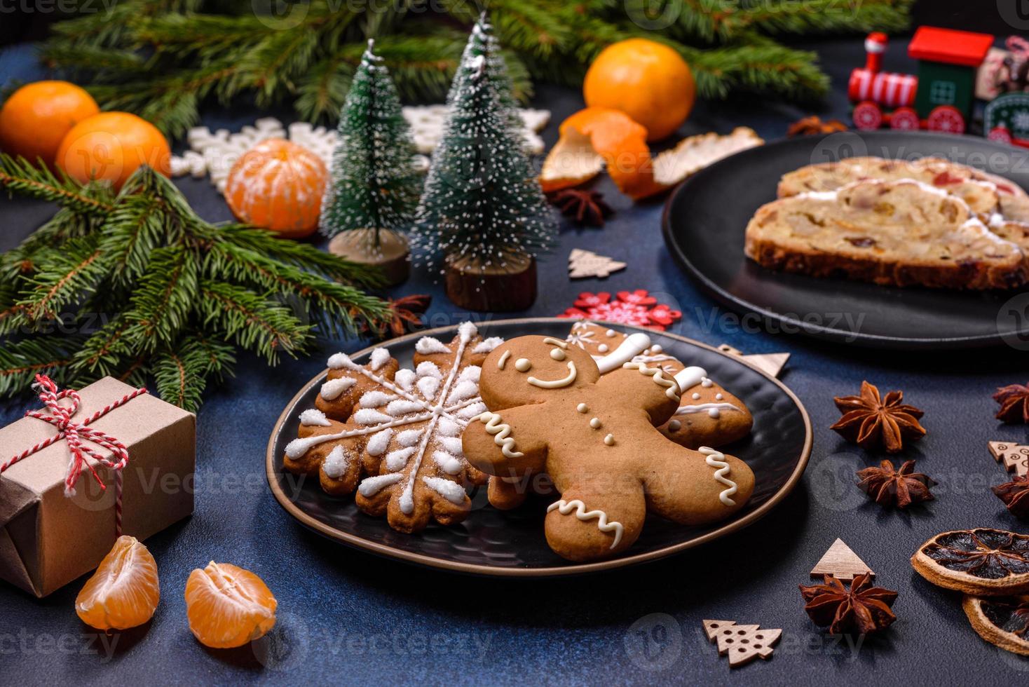 delicioso pastel festivo de año nuevo con frutas confitadas, mazapán y nueces sobre un fondo de hormigón oscuro foto