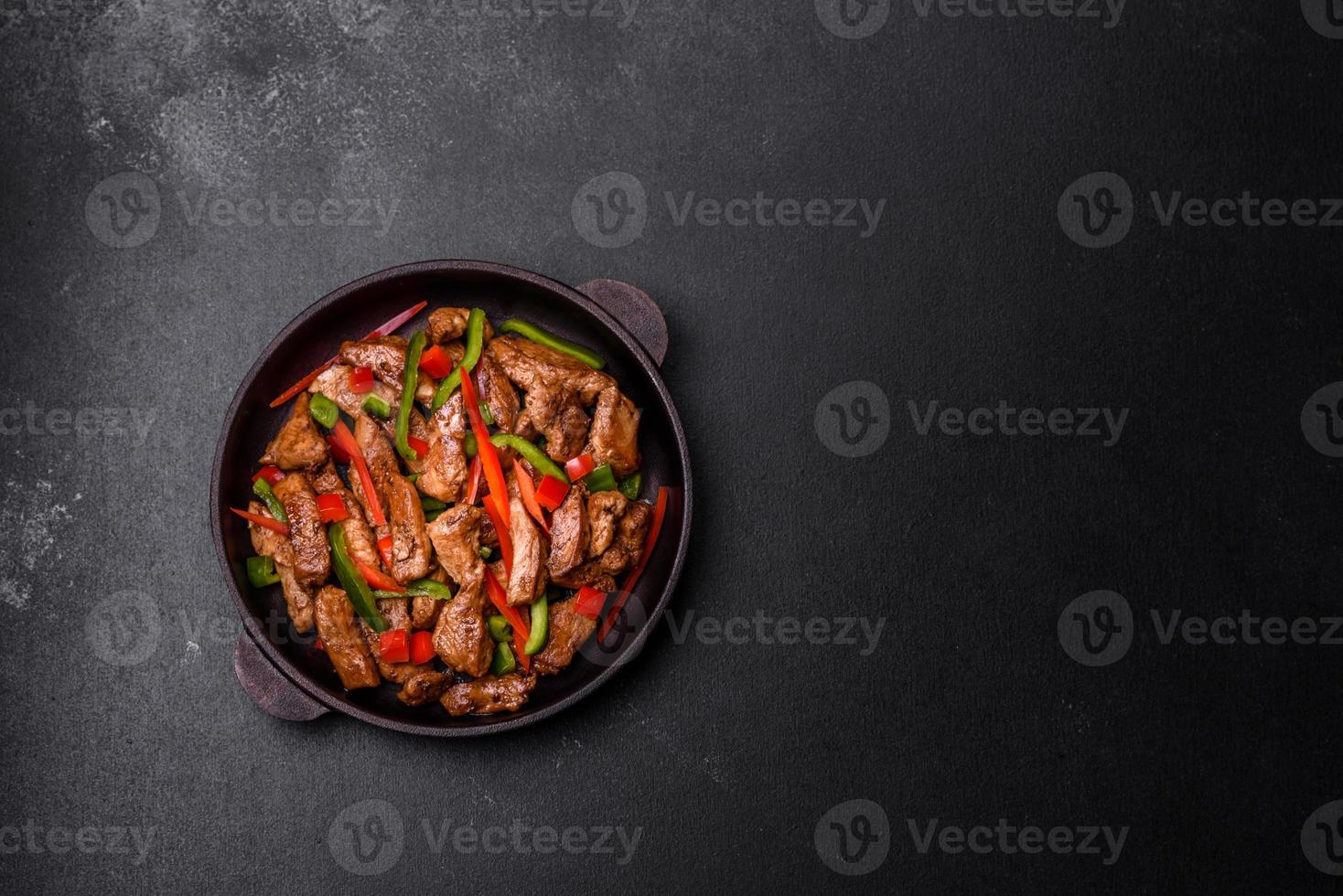 deliciosa carne teriyaki asiática con pimientos rojos y verdes foto