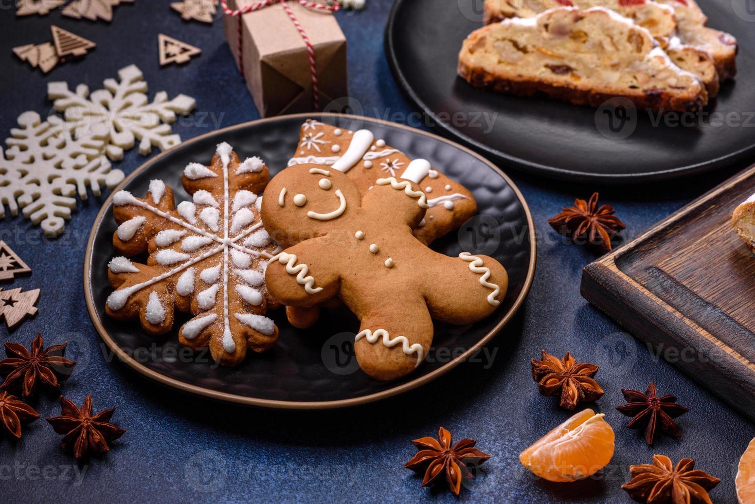 delicioso pastel festivo de año nuevo con frutas confitadas, mazapán y nueces sobre un fondo de hormigón oscuro foto