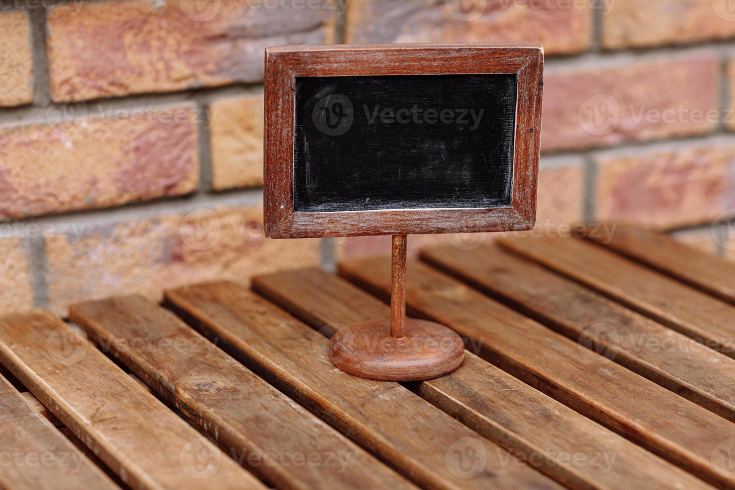 placa de madera vacía sobre una mesa de madera en un restaurante, espacio de copia, por ejemplo, reservado. foto de alta calidad