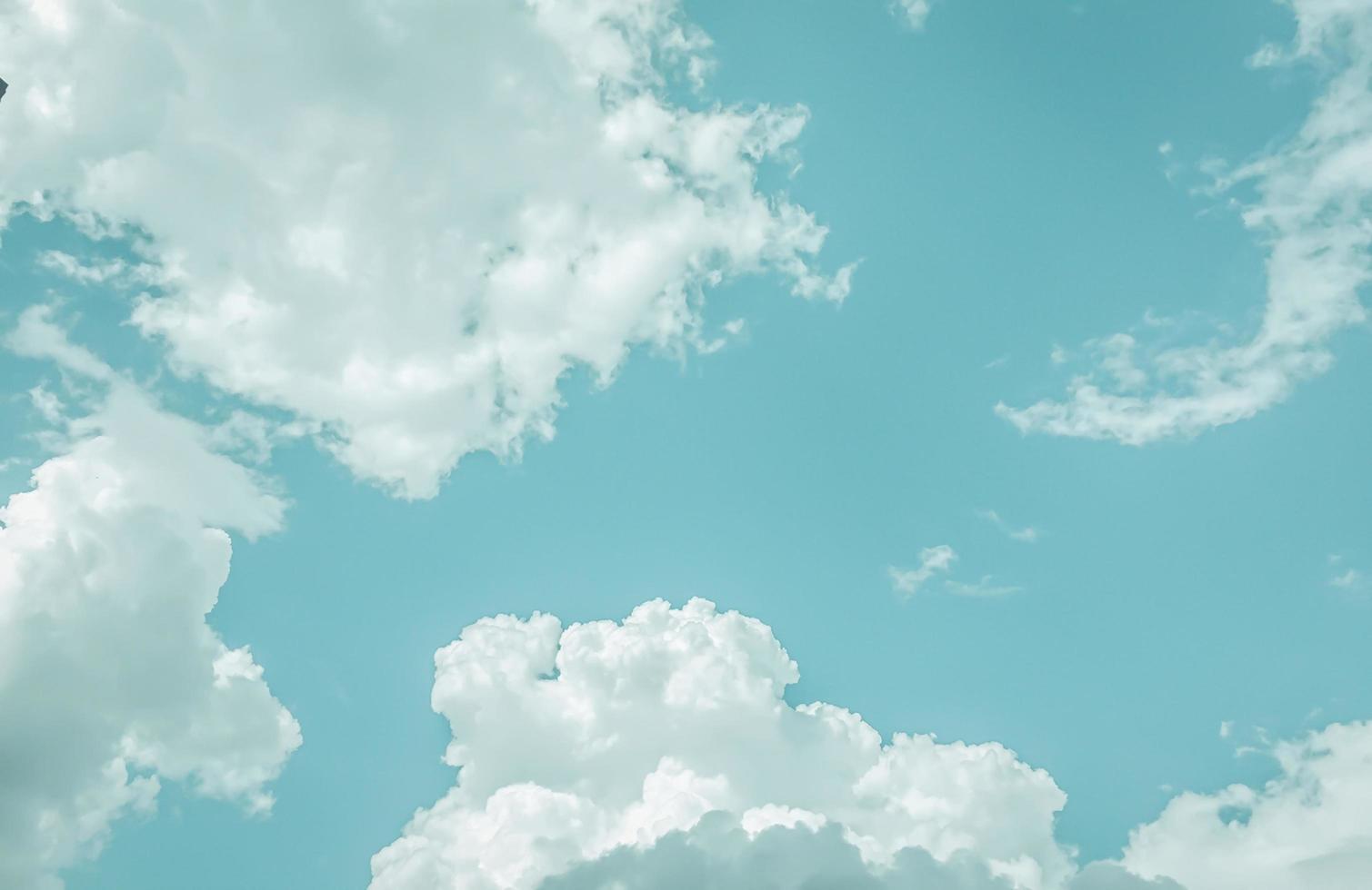 fondo nublado abstracto, hermosas rayas naturales de cielo y nubes foto