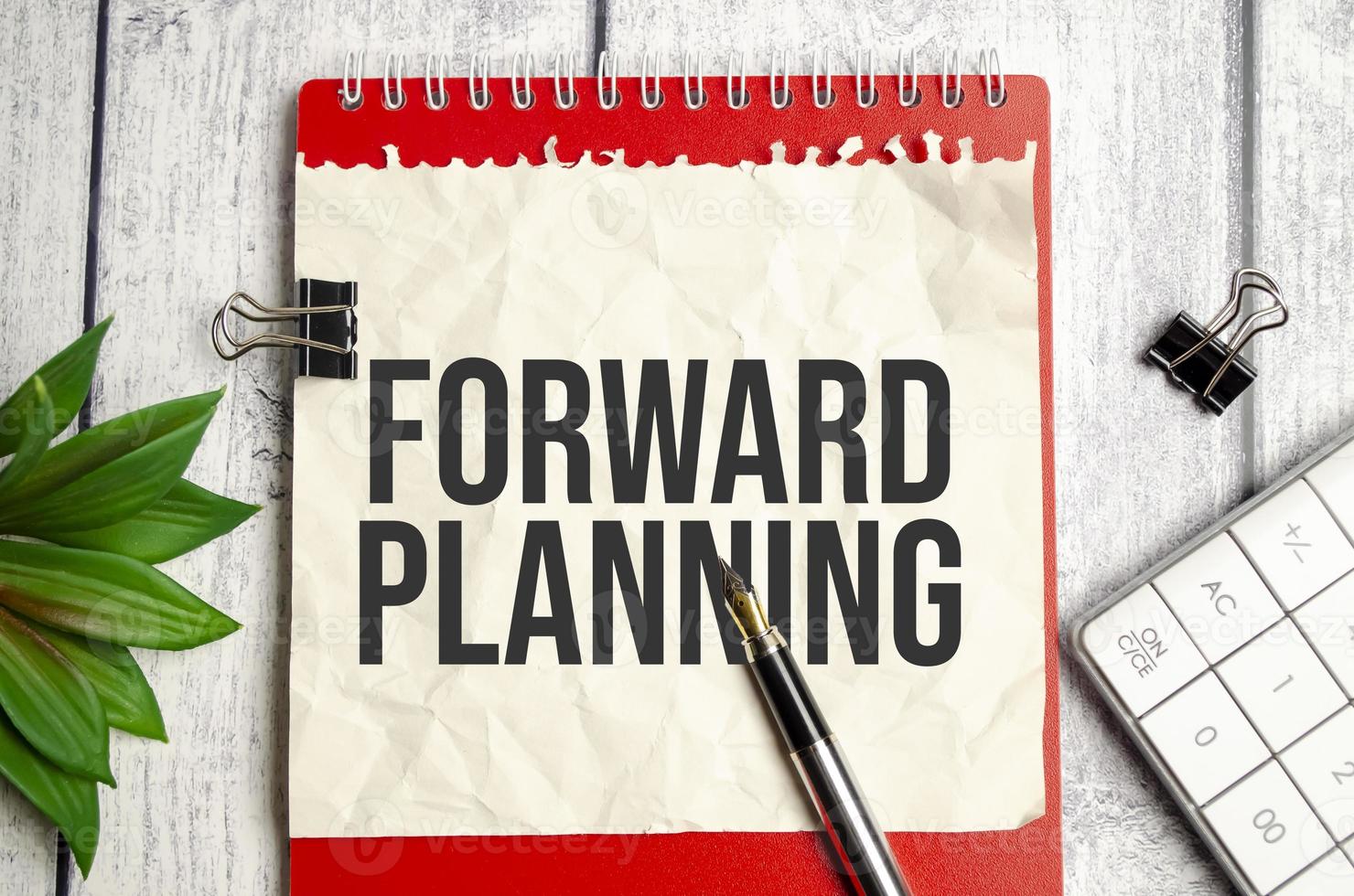 cuaderno rojo, palabras de planificación anticipada y fondo blanco foto