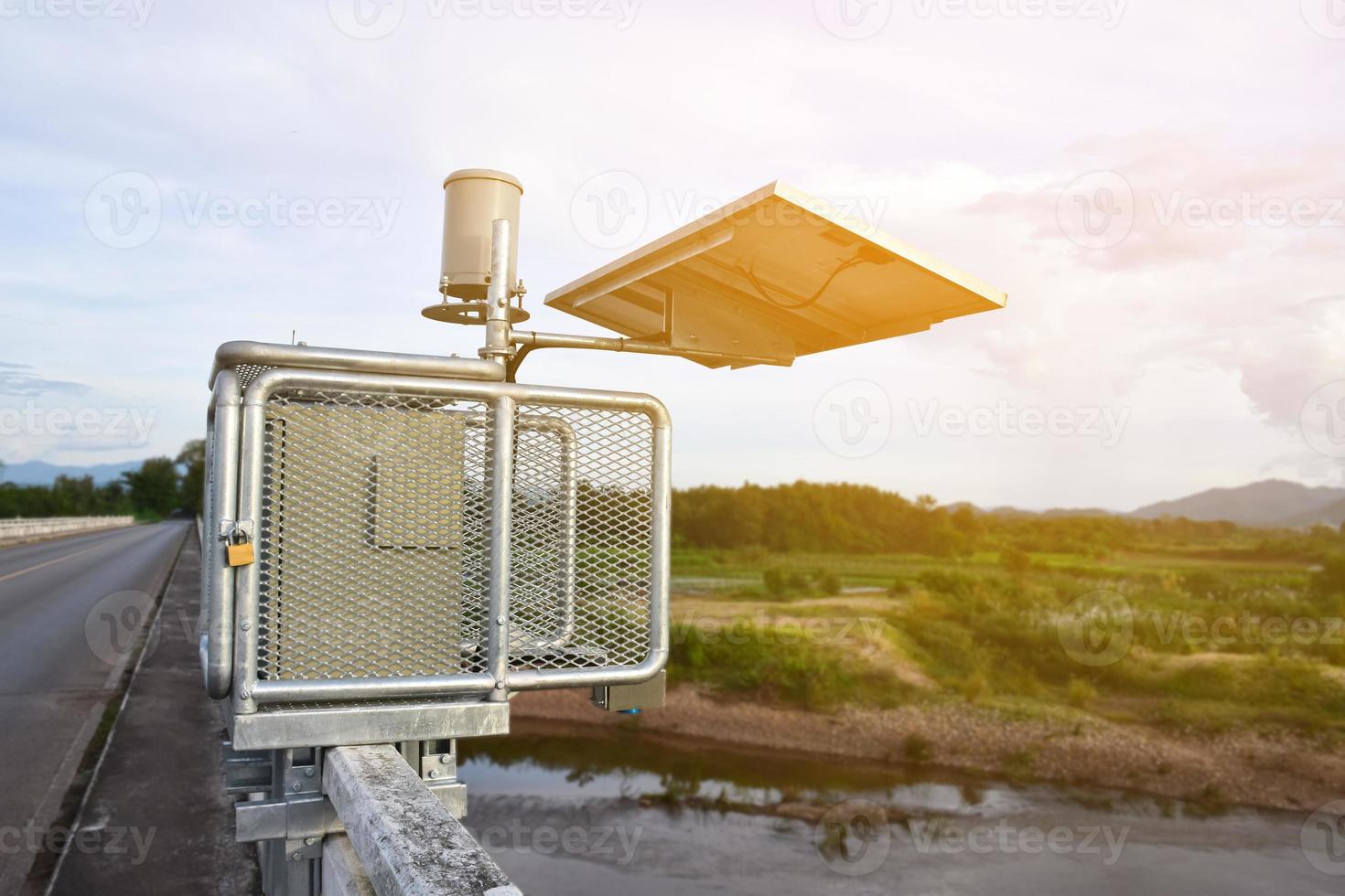 sistema de celdas solares para almacenar y ahorrar energía para usar con pluviómetros y sistema de advertencia de inundaciones cerca del puente. foto