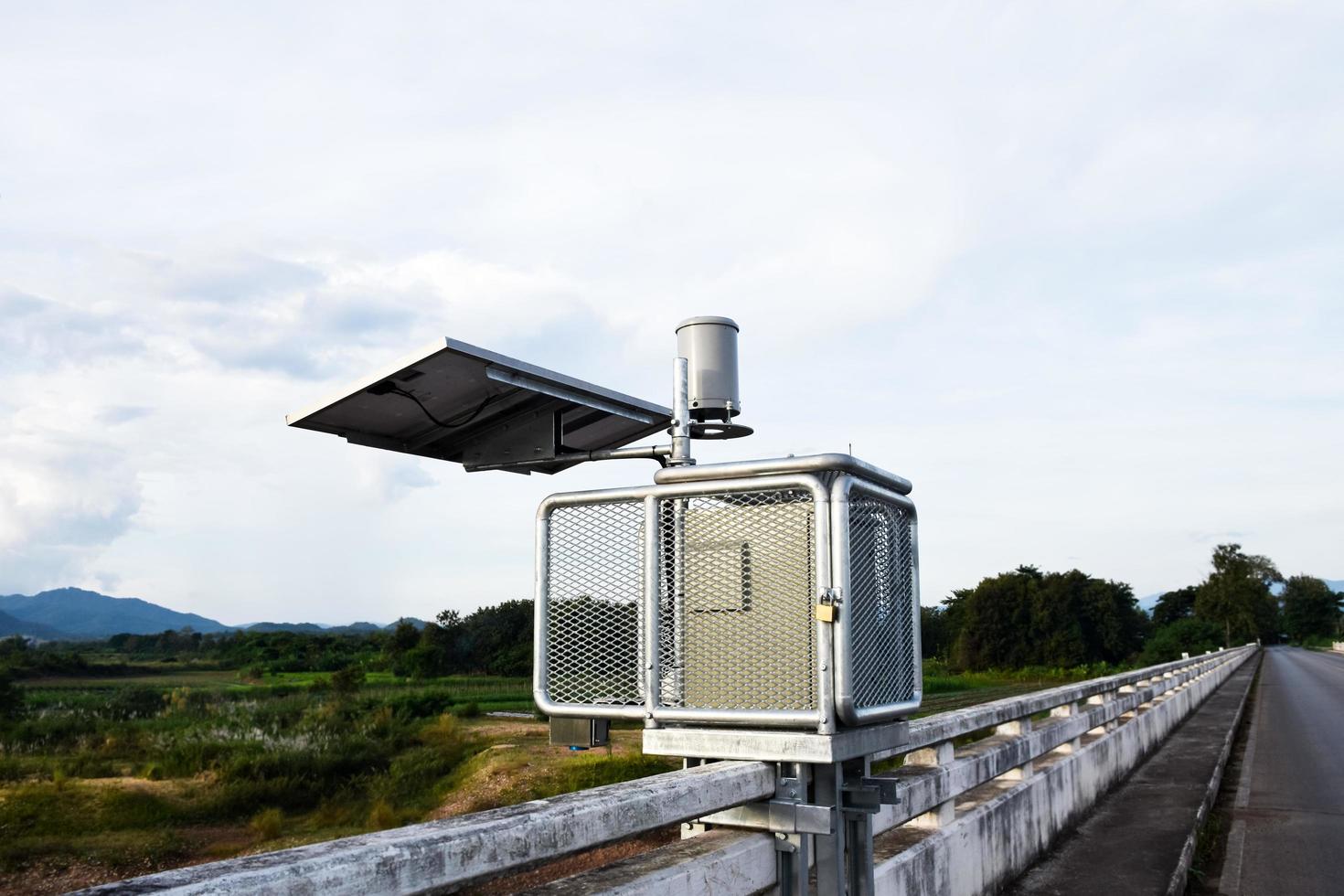 sistema de celdas solares para almacenar y ahorrar energía para usar con pluviómetros y sistema de advertencia de inundaciones cerca del puente. foto