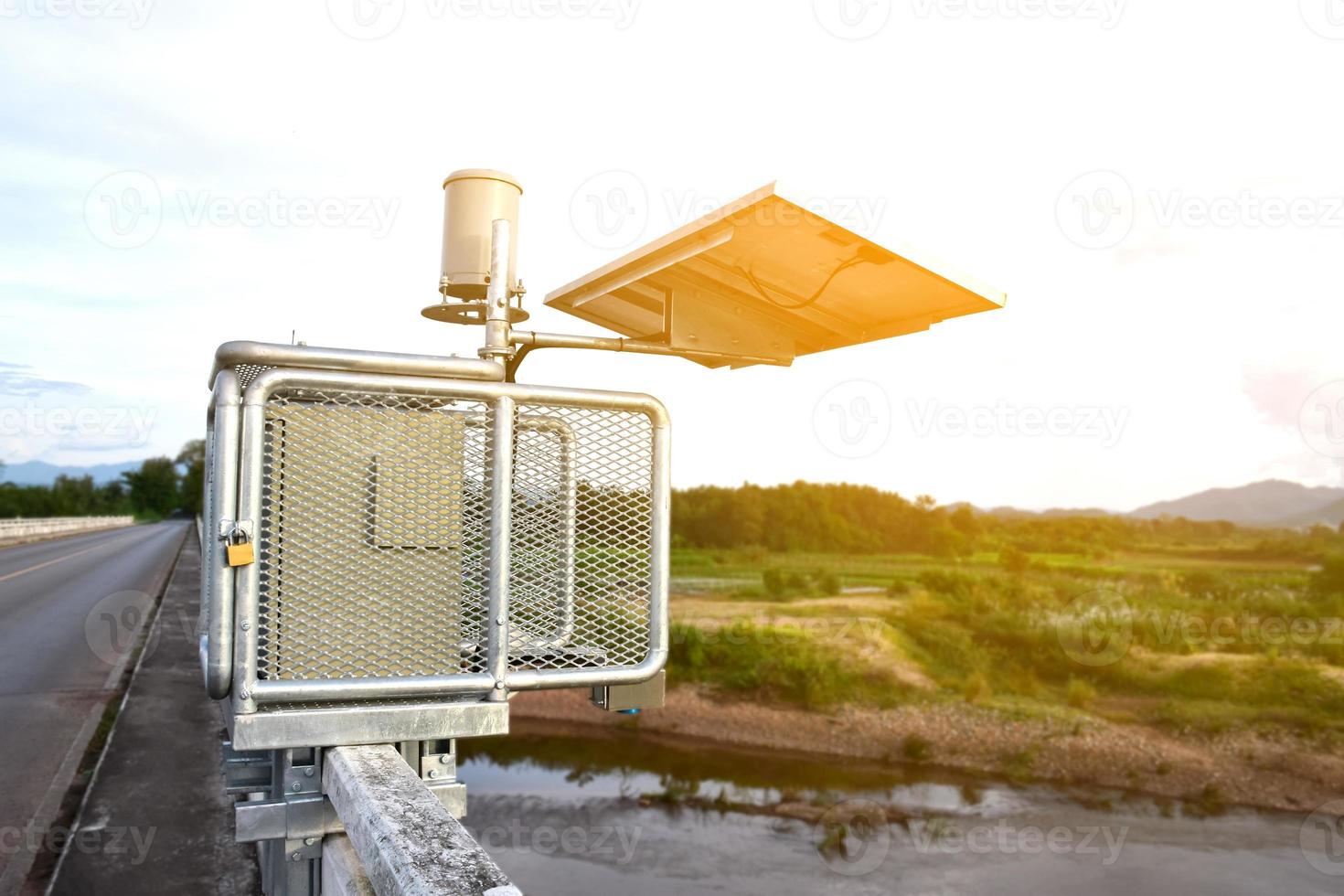 sistema de celdas solares para almacenar y ahorrar energía para usar con pluviómetros y sistema de advertencia de inundaciones cerca del puente. foto