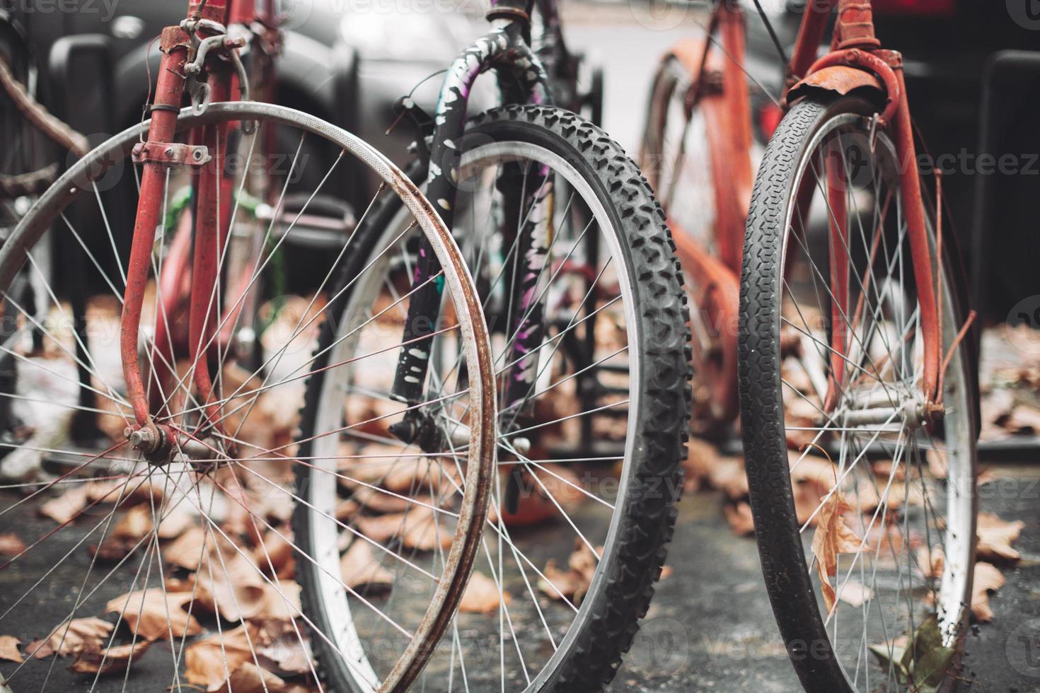 viejas bicicletas oxidadas abandonadas en las calles de la ciudad. foto