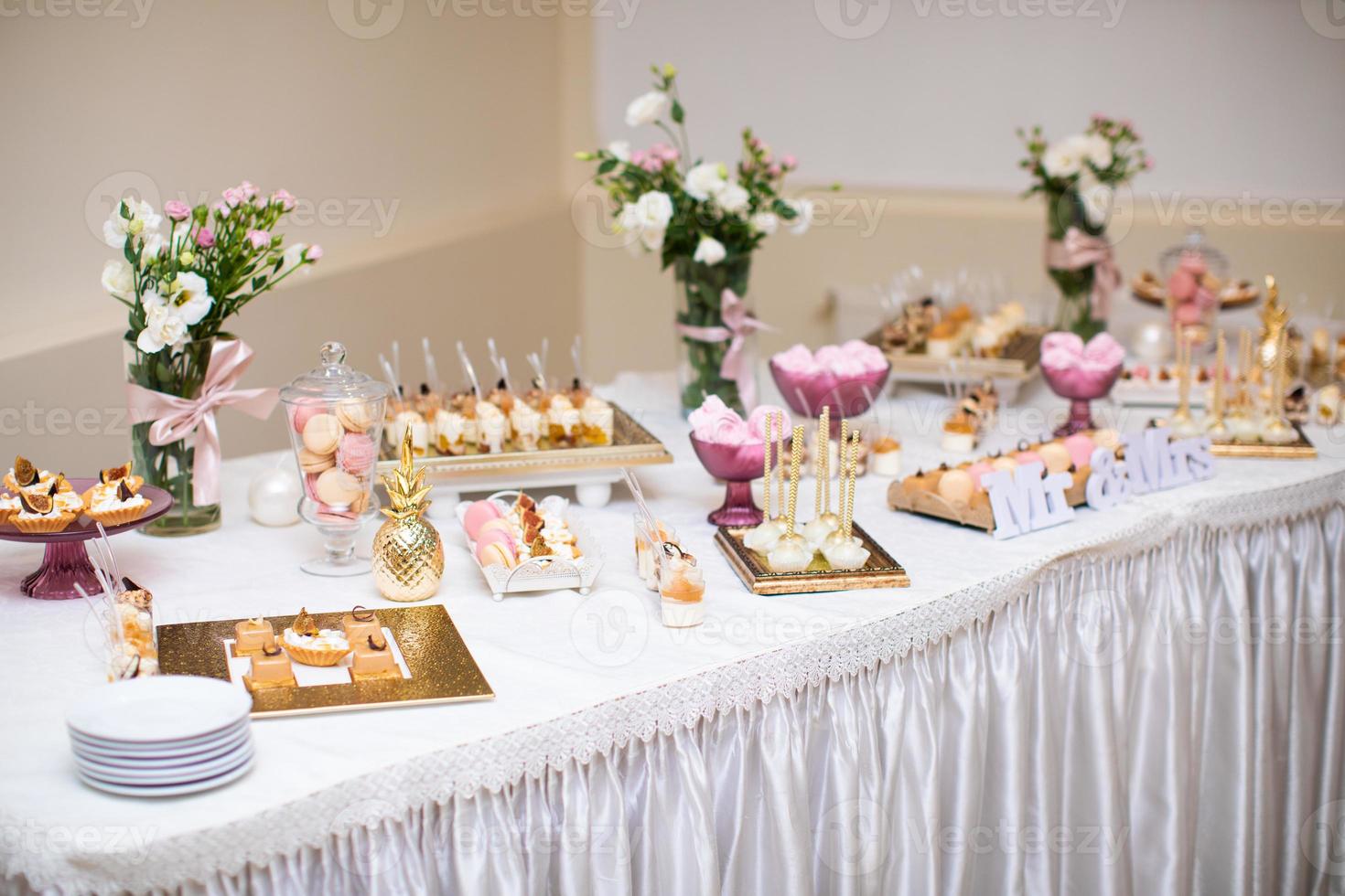 mesa bellamente decorada con barra de dulces foto