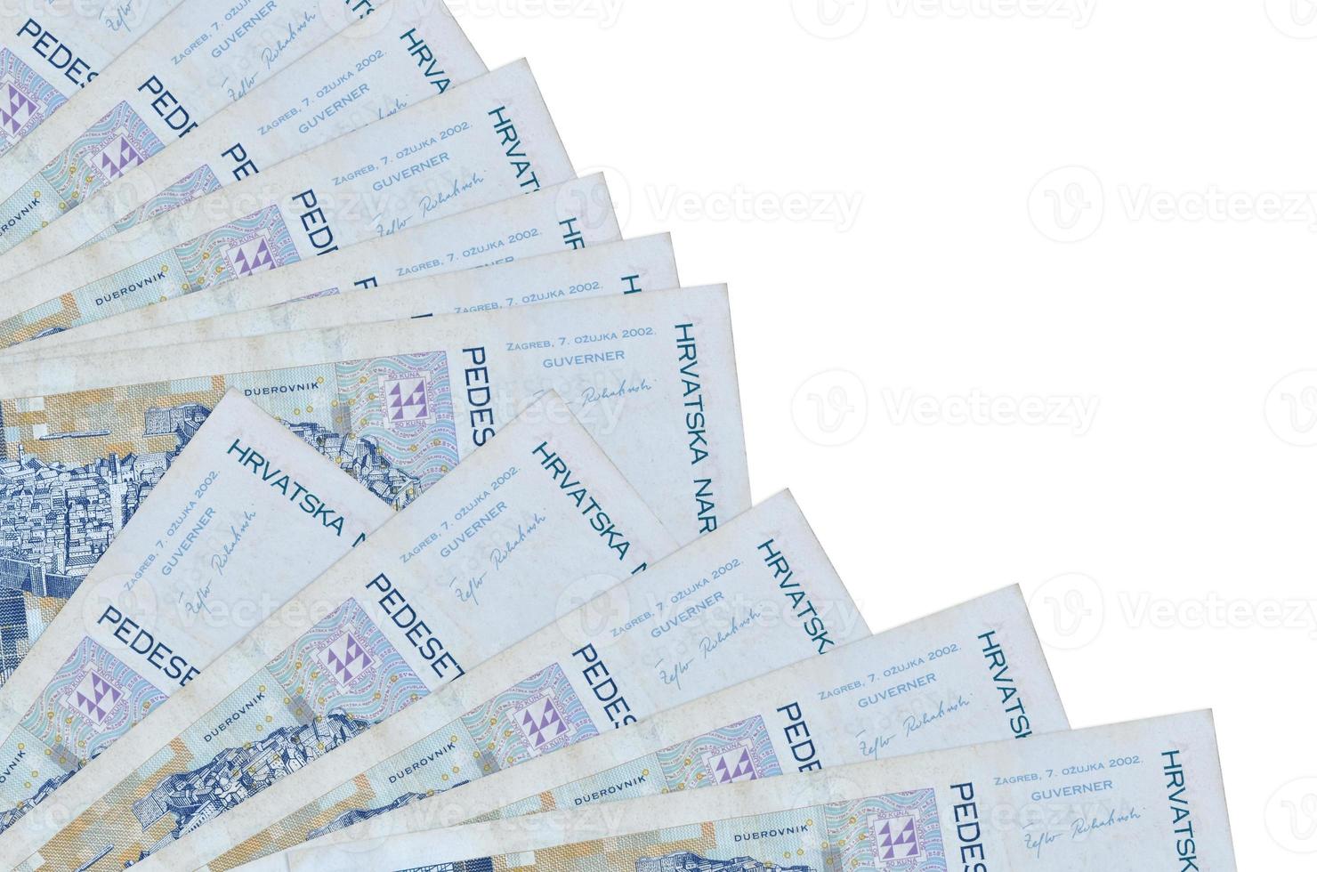50 billetes de kunas croatas se encuentran aislados en fondo blanco con espacio de copia apilado en el ventilador de cerca foto