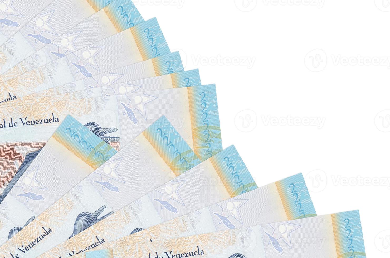 2 billetes de bolívares venezolanos se encuentran aislados en fondo blanco con espacio de copia apilado en el ventilador de cerca foto