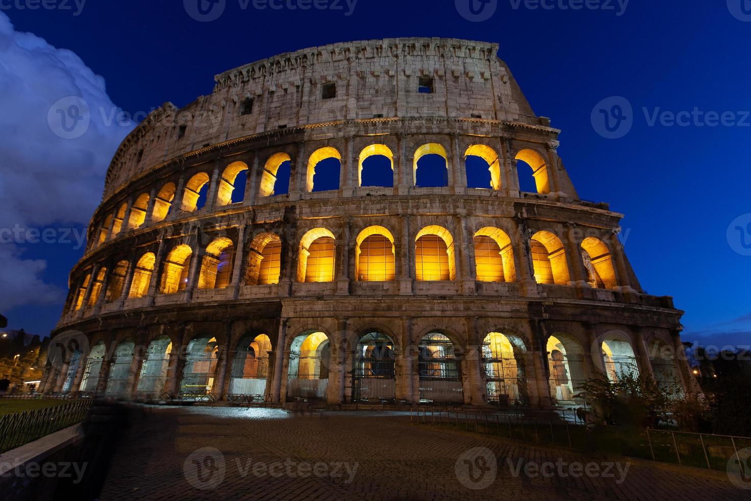 roma, italia, coliseo antiguo edificio antiguo batalla de gladiadores en la noche. foto