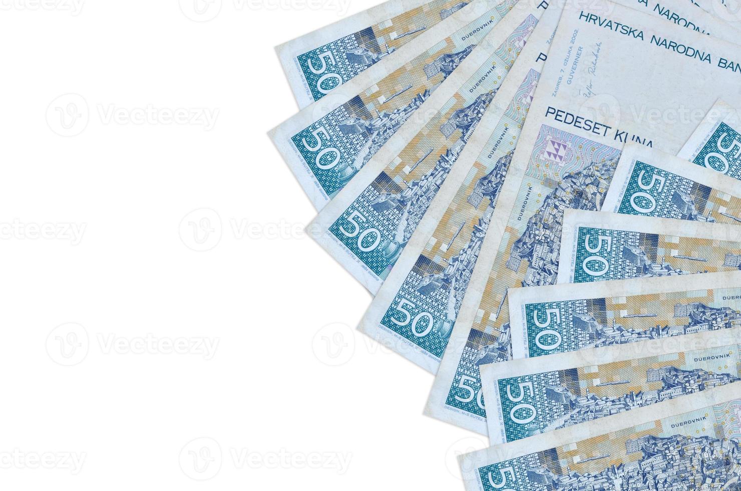 50 billetes de kunas croatas se encuentran aislados en fondo blanco con espacio de copia. fondo conceptual de vida rica foto