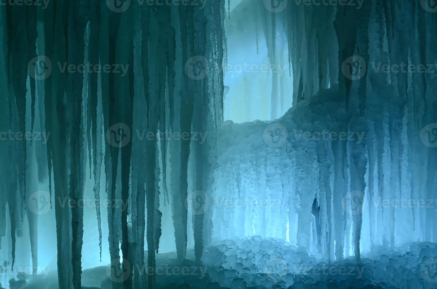 grandes bloques de hielo cascada congelada o fondo de caverna foto