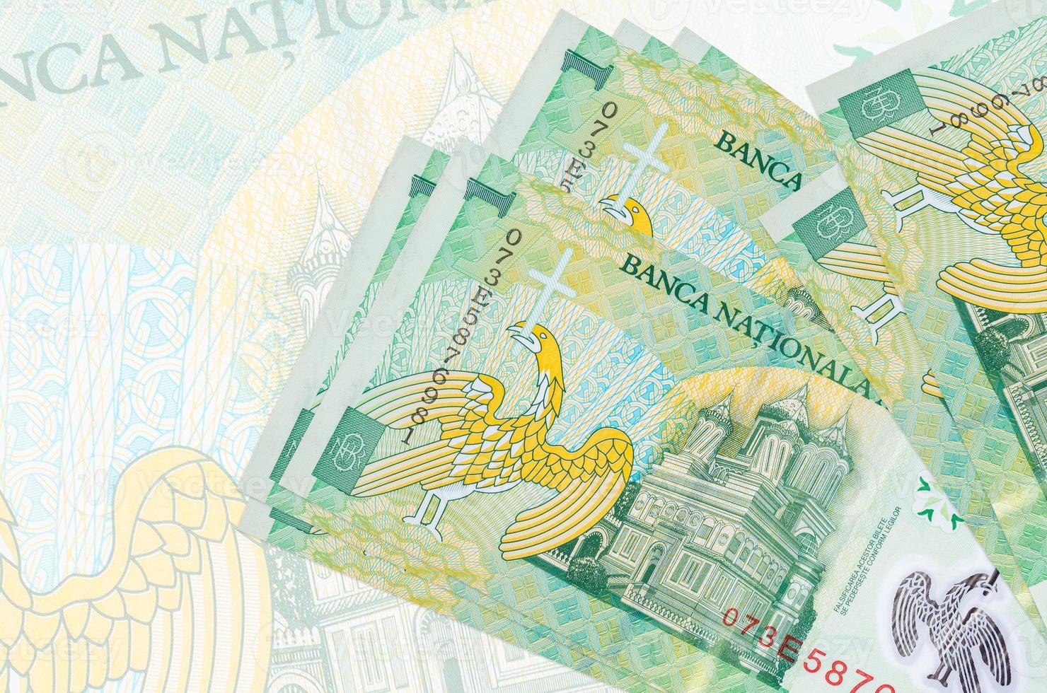Los billetes de 1 leu rumano se encuentran apilados en el fondo de un gran billete semitransparente. presentación abstracta de la moneda nacional foto