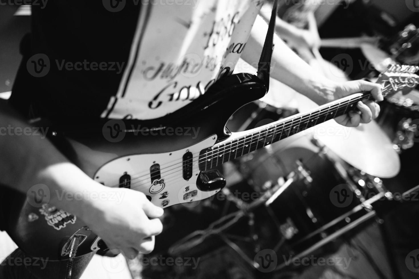 cerrar tocar la guitarra eléctrica en un concierto de rock. foto