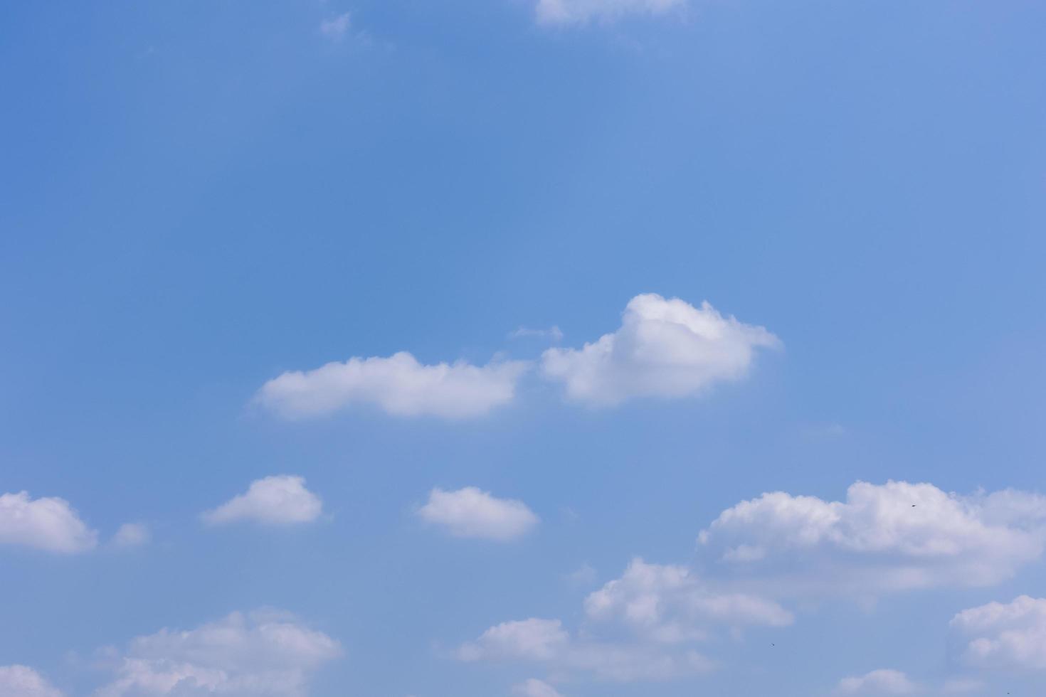 cielo y nubes con luz suave del sol foto