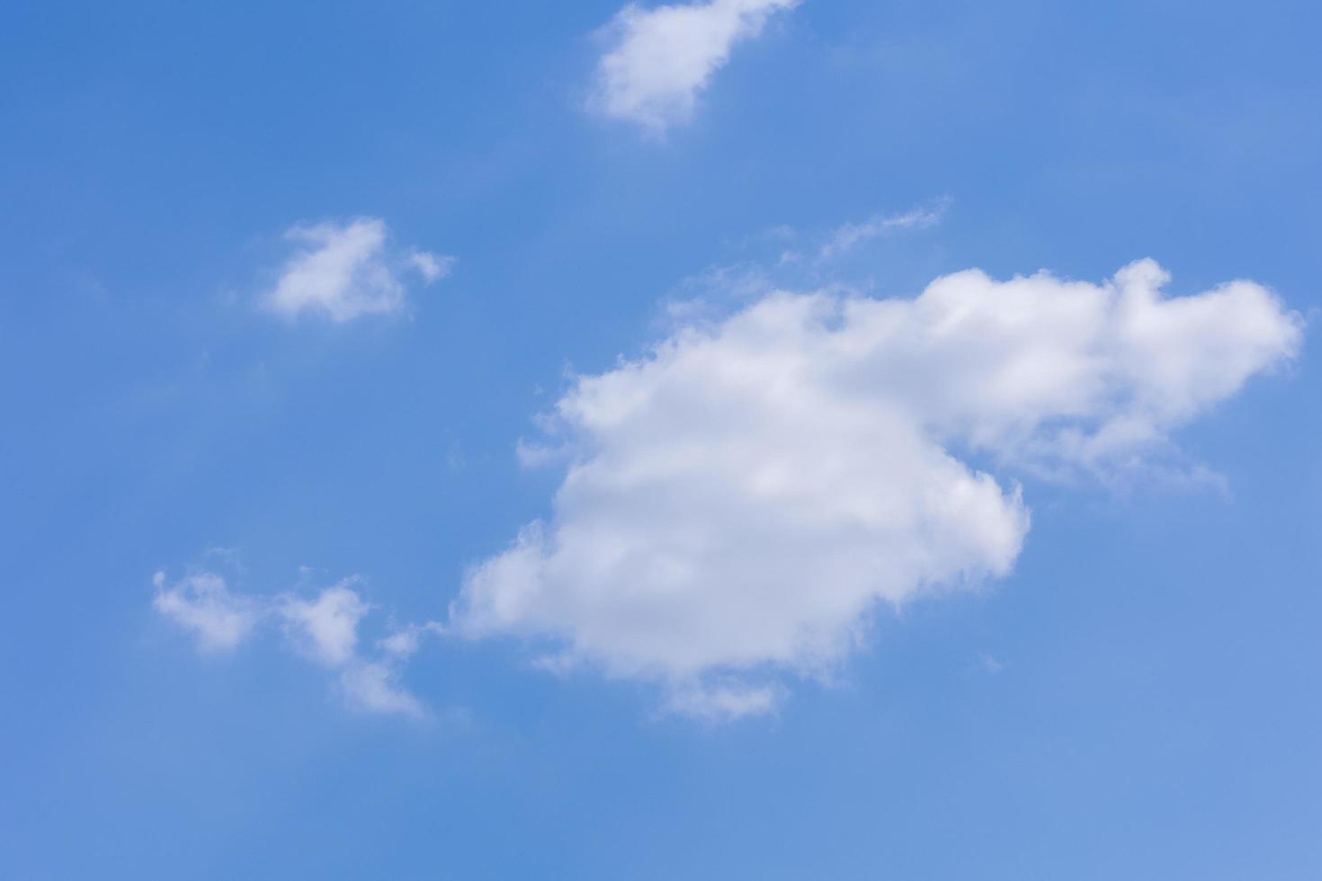 cielo y nubes con luz suave del sol foto