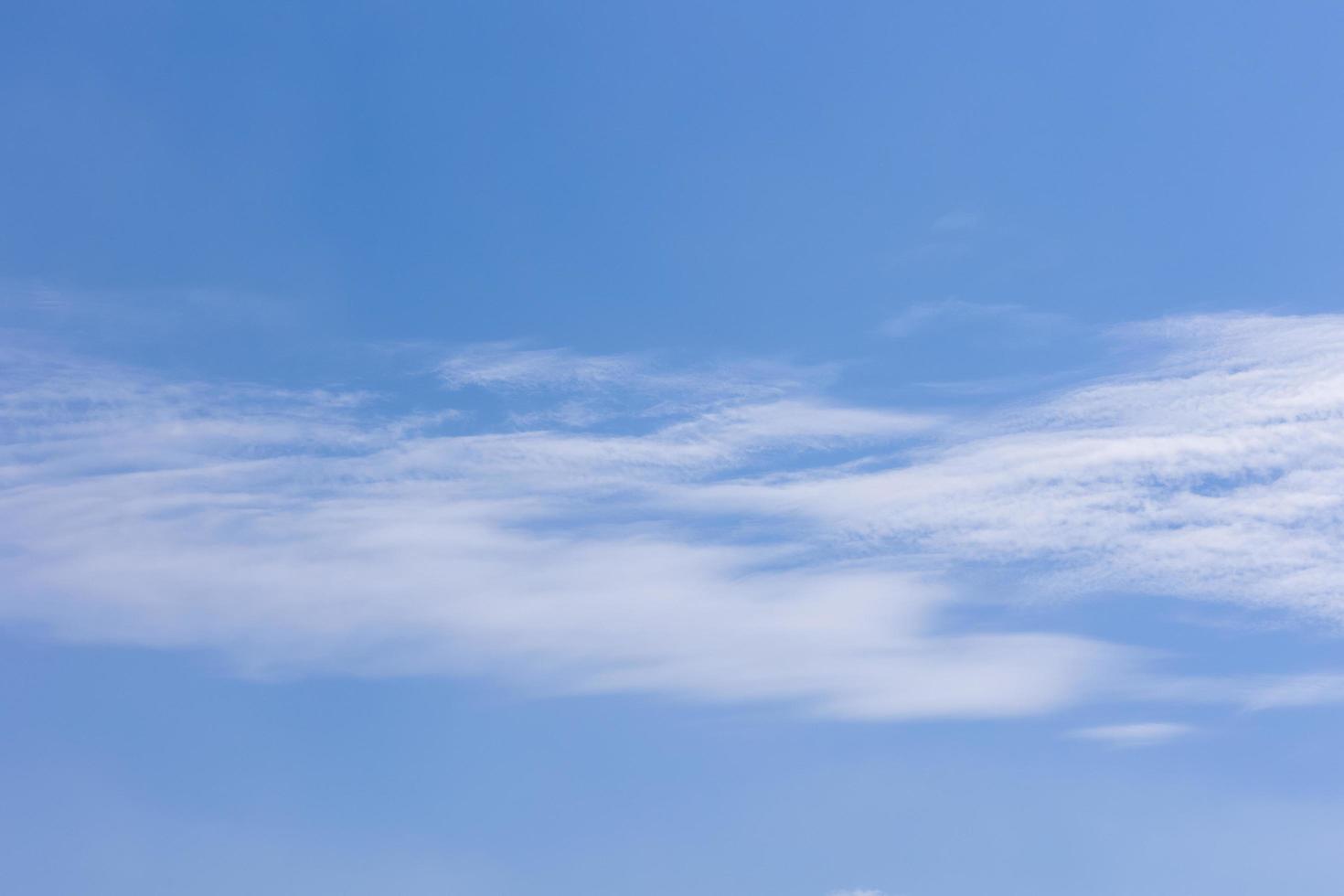 cielo y nubes con luz suave del sol foto